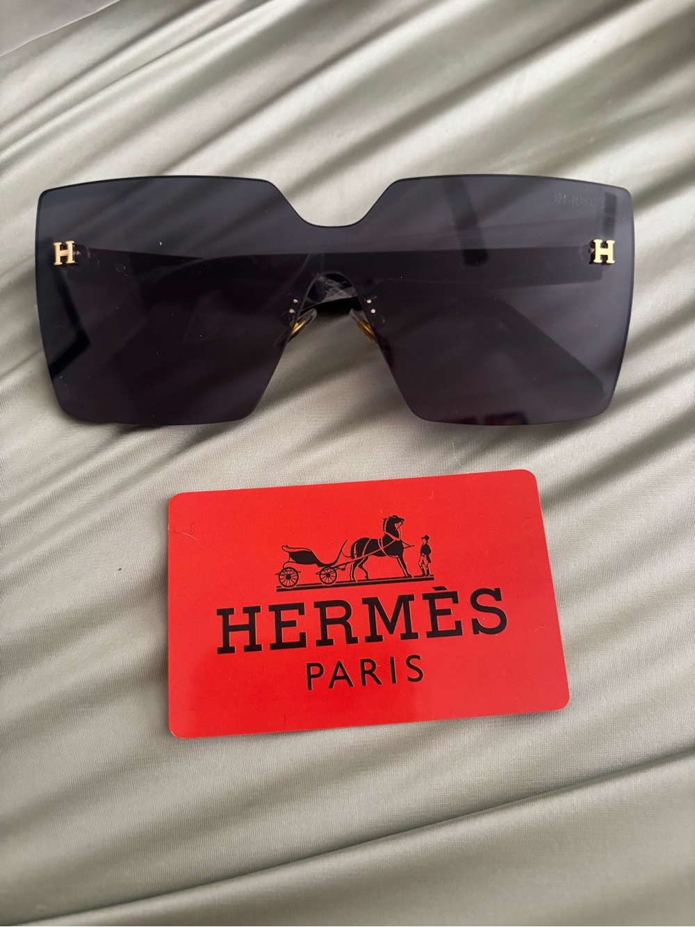 Hermès Women’s Oversized Shield Sunglasses in Black with Gold H Details - Picture 2 of 5